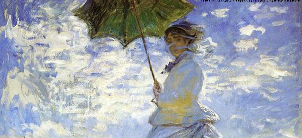 người phụ nữ cầm dù trong vườn