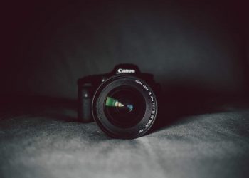 30 cách chiếu sáng trong studio để chụp chân dung trên phông nền đen