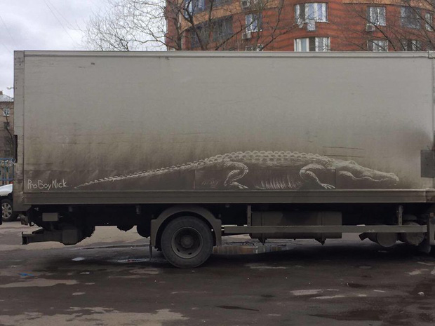 Một chú cá sấu khổng lồ được vẽ từ bụi bẩn trên xe tải.