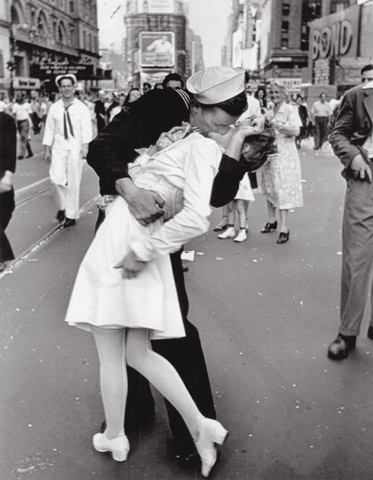Nụ hôn chiến thắng trên Quảng trường Thời đại, của Alfred Eisenstaedt