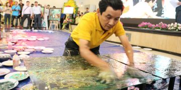 Đoàn Việt Tiến – Họa sĩ vẽ tranh ngược kính duy nhất của Việt Nam chinh phục thành công Kỷ lục Thế giới